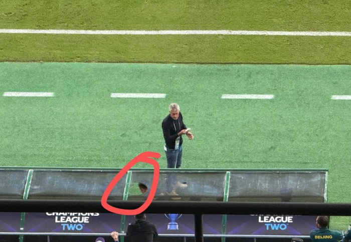 去年苏亚雷斯曾被林良铭铲骨折，今年塞蒂恩又被恩加德乌“开瓢”