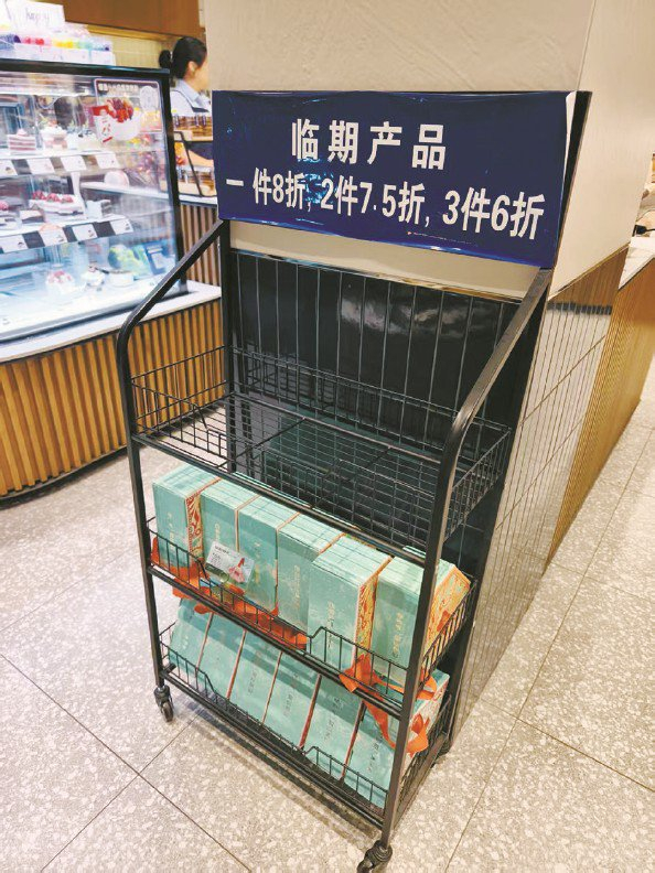             巴黎贝甜里的临期柜          