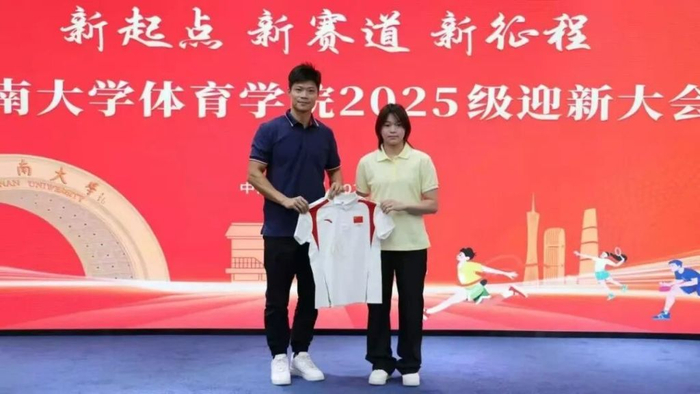 日前,全红婵到暨南大学报到并与苏炳添合影。