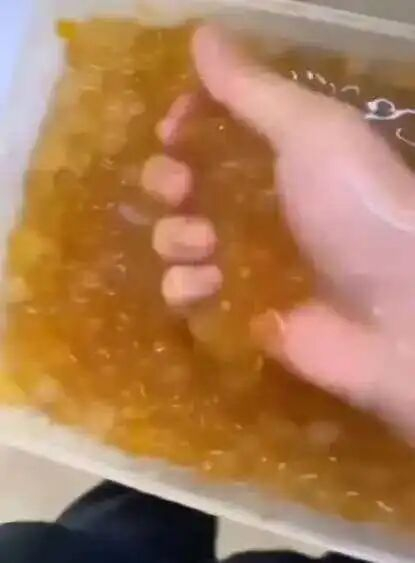 涉事店员徒手抓珍珠 图源网络