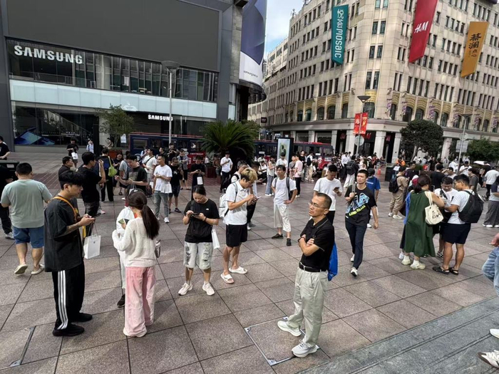 苹果南京东路旗舰店门外
