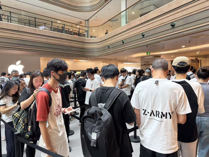 苹果南京东路旗舰店排队领取手机的顾客