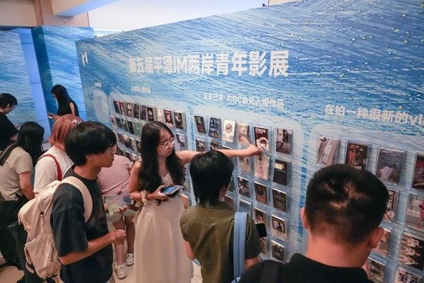 观众在挑选印有影片海报的明信片。陈宇龙/摄