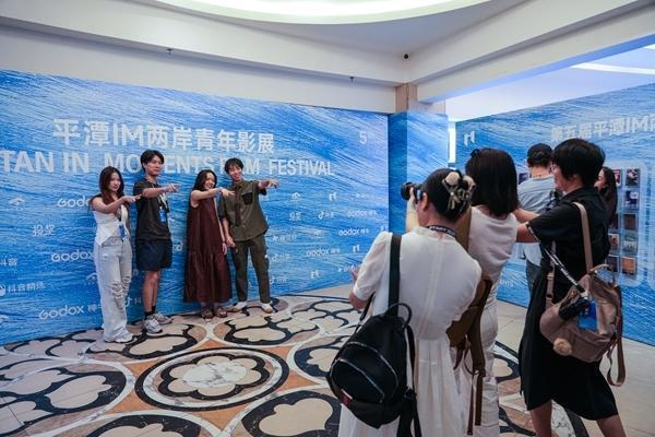 获得本届影展“麒麟评委会选择”荣誉的《紫菜》放映结束后，来自北京电影学院的主创团队在现场合影纪念。陈宇龙/摄