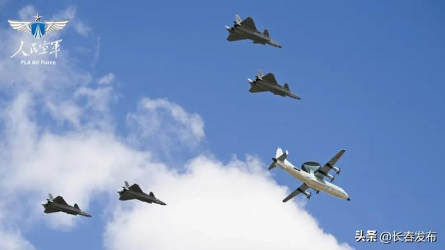 △轰-6双机编队通场（上） 万全 摄