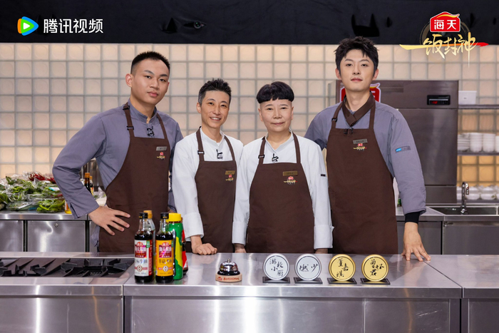 经营战时所在队伍“流水席”的合照，左起为燃少、董嘉琪、曾怀君、游牧小厨