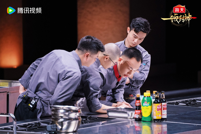 大小厨团队战时与“辣队”队友们商议菜品，左起为鱼鲜人、光头火夫、燃少、厦夜星厨