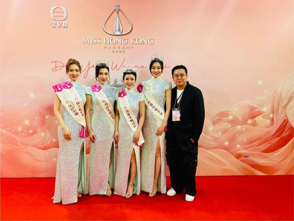 《2025香港小姐竞选》监制晴朗与本届三甲，以及“友谊小姐”兼“最上镜小姐”李尹嫣（左一）合影。 晴朗供图。 