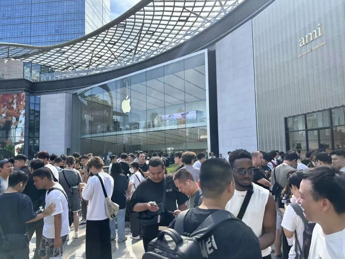 广州天环广场苹果零售店外同样人头攒动 《消费者报道》记者摄