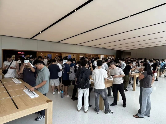 广州天环广场苹果零售店内人头攒动 《消费者报道》记者摄