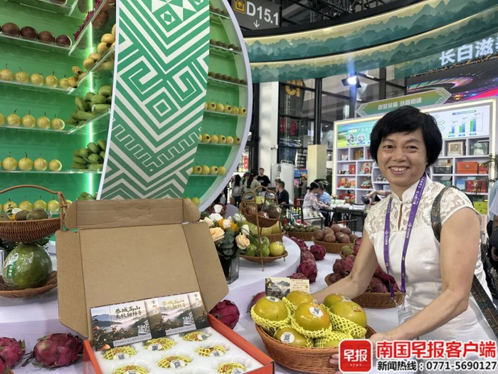 ▲市民与太秋甜柿合影。