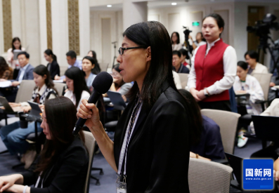 中国新闻社记者提问（赵一帆 摄）
