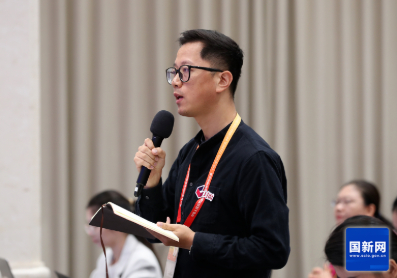 封面新闻记者提问 （刘健 摄）