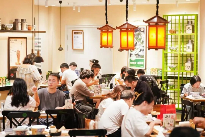 市民正在用餐。宁波来福士广场供图
