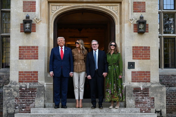 　　▲当地时间2025年9月18日，英国艾尔斯伯里，英国首相斯塔默与来访的美国总统特朗普在英国首相乡村官邸契克斯别墅会晤，并举行联合新闻发布会。图/IC photo