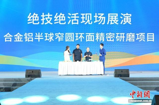 李晓波与徒弟崔帅联合展演“合金铝半球窄圆环面精密修磨”项目。 解凯光 摄