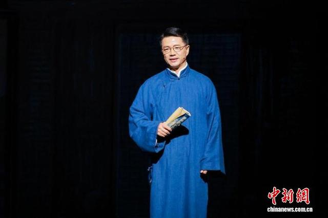 演员段奕宏饰演说书人。广州大剧院 供图