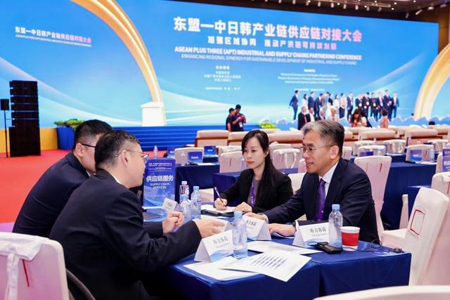 大会期间各国政商代表人士在洽谈商机。（主办方供图）