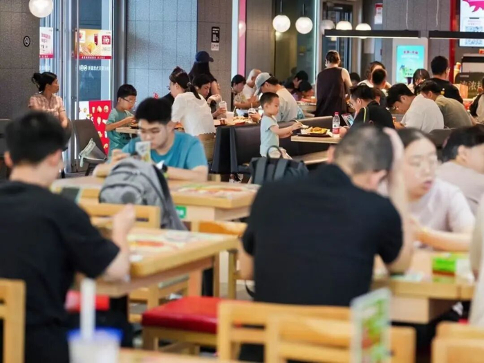 市民正在用餐。宁波来福士广场供图