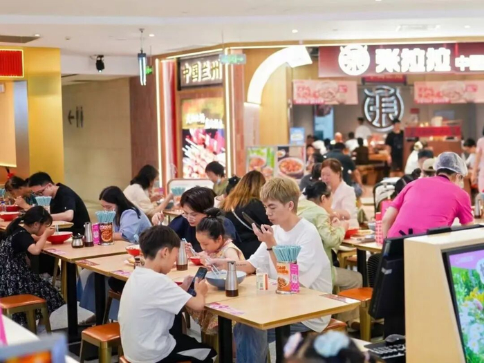 参与活动的多为品牌商户。宁波来福士广场供图