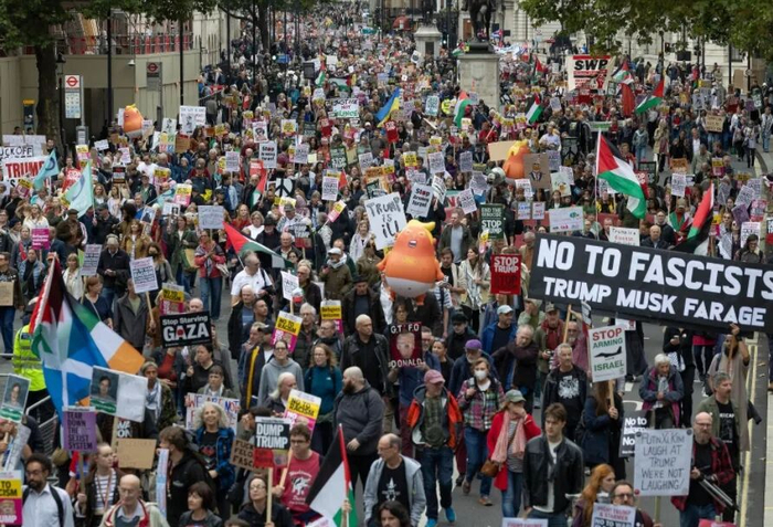 　　▲当地时间2025年9月17日，英国伦敦，特朗普总统对英国进行为期两天的国事访问，反特朗普联盟抗议者在伦敦市中心摄政街游行示威，抗议标语牌山呼海啸。图/IC photo