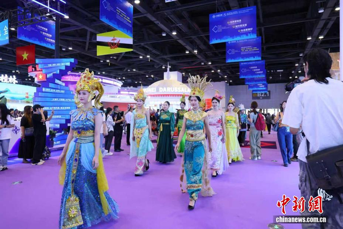 东博会时尚走秀中国多民族服饰与东盟传统服装吸睛_财经头条