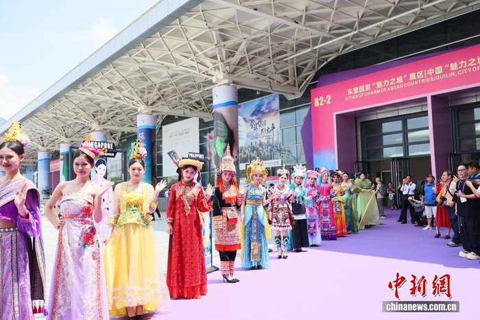 东博会时尚走秀中国多民族服饰与东盟传统服装吸睛_财经头条