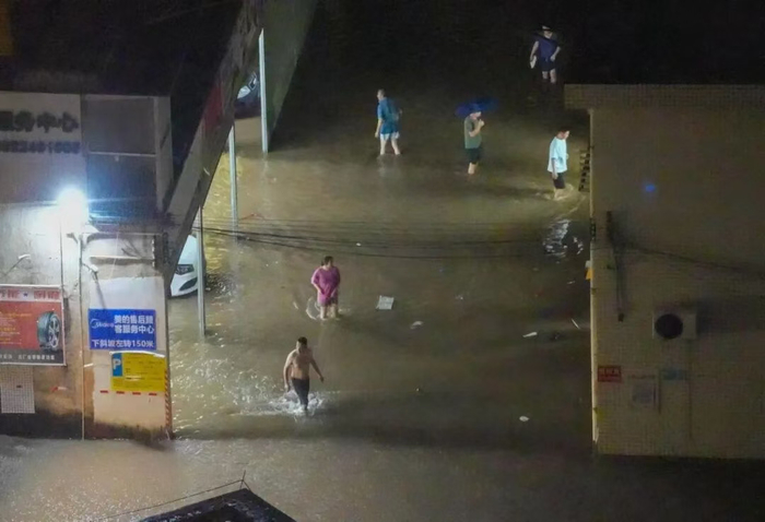 9月21日凌晨,广州受台风“米娜”的残余风雨影响,天河区华景新城低洼地区出现水浸。羊城晚报记者梁怿韬 摄
