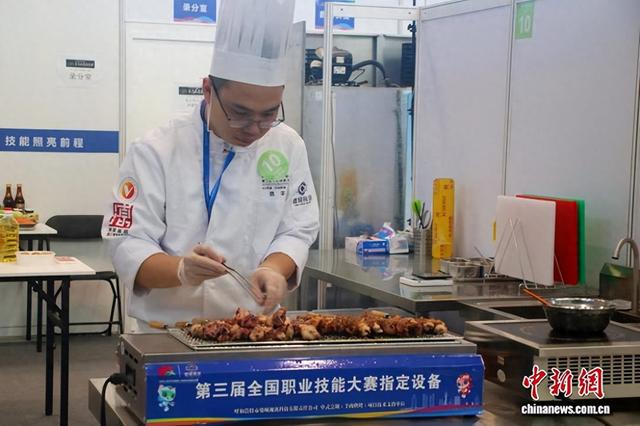 图为选手正在烤制羊肉串。　张楠 摄