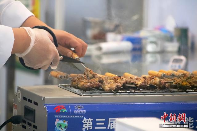 图为选手正在烤制羊肉串。　张楠 摄