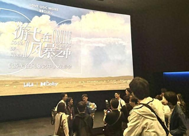 放映会结束后，导演苏镝坷正在与现场观众交流。中青报·中青网记者 谭思静/摄