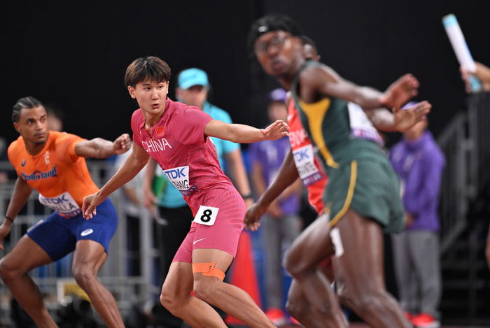 9月20日,中国队第二棒选手张起宁(中)在男子4x400米接力比赛中。新华社记者 宋彦桦 摄