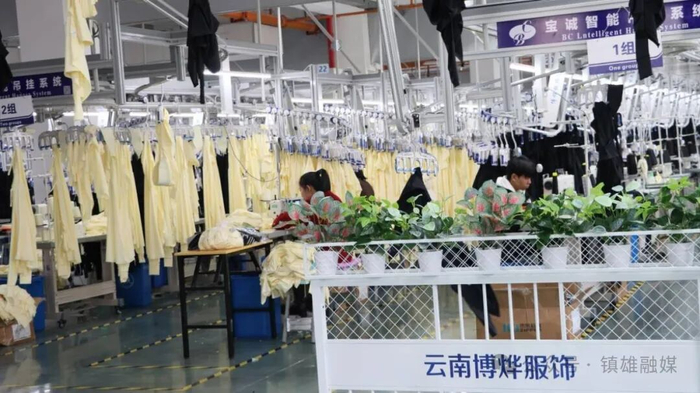 镇雄县纺织服装产业园博烨服饰有限公司生产车间。图源：“镇雄融媒”微信公众号