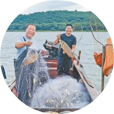 黑龙江饶河县，渔民在展示渔获。饶河县委宣传部供图