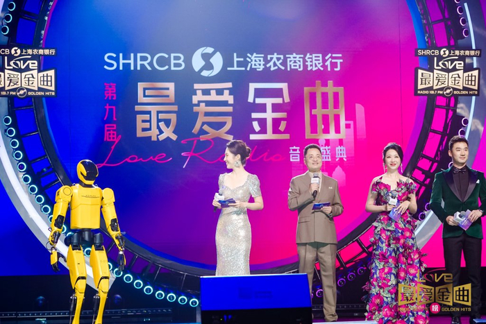 人形机器人化身Love Radio DJ小乐亮相。