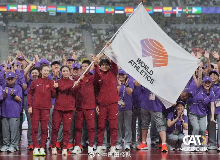 田径世锦赛会旗交到了中国运动员手上，2027年，北京见。