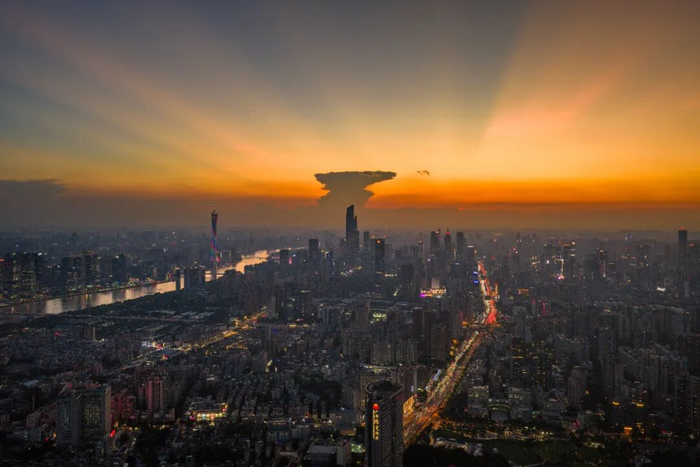 9月22日傍晚，广州上空迎来晚霞，整座城市沉浸在台风来临前的宁静中。  新快报记者 郭思杰/摄