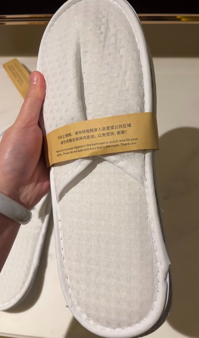 酒店工作人员更换了新的拖鞋/ 网络图