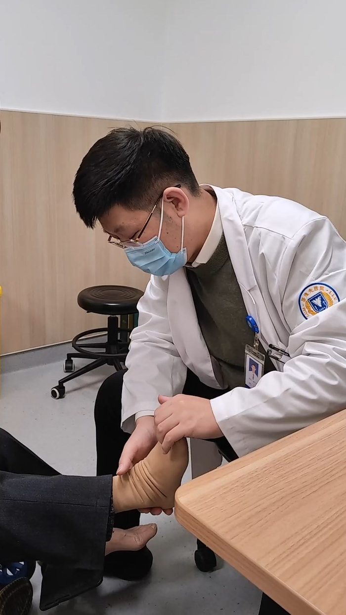 徐文斌为患者查体。 受访者供图