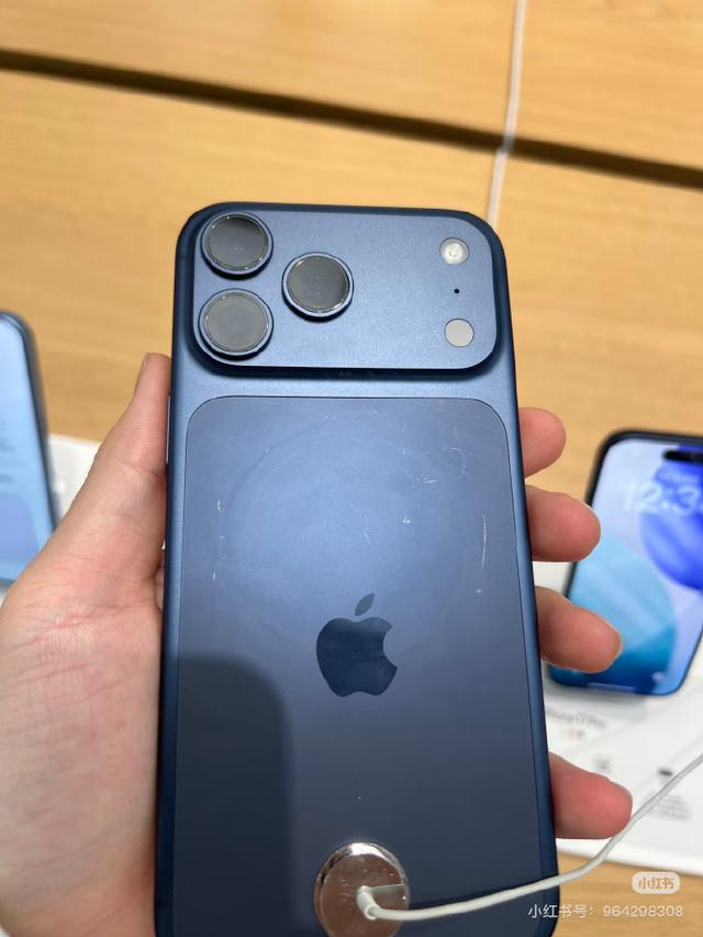 有网友指出，发售首日，苹果门店内的17 Pro展示机已“伤痕累累” 图片来自网络 