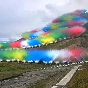 安踏股价开盘大跌，一文梳理始祖鸟“烟花秀”事件