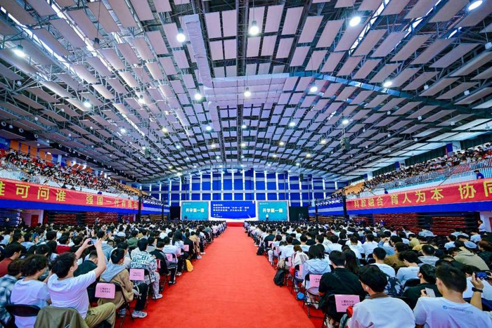 “开学第一课”主会场现场   中国教育在线 图