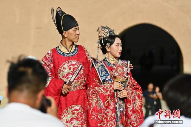 9月23日，甘肃省嘉峪关市嘉峪关关城文物景区内，游人进行旅拍。中新社记者 李亚龙 摄