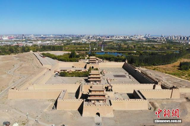 9月23日，航拍甘肃省嘉峪关市嘉峪关关城文物景区。中新社记者 李亚龙 摄
