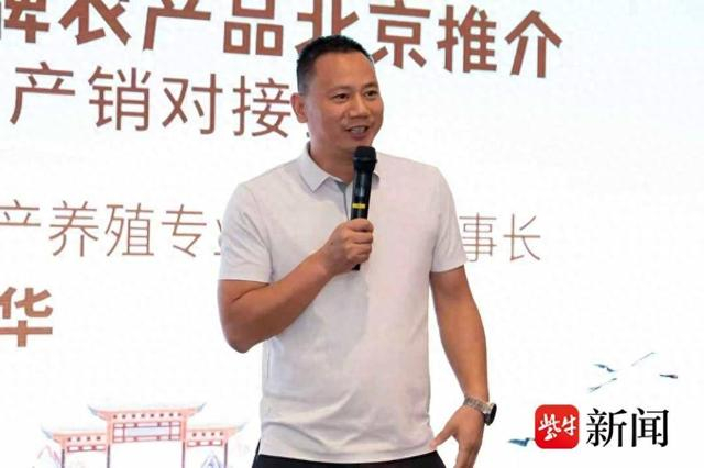 对接会上，孔祥华向与会嘉宾介绍农产品 方圆 摄
