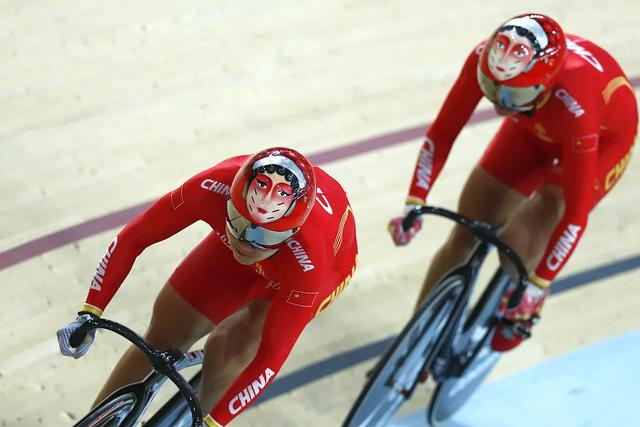 里約奧運(yùn)會上，宮金杰（左）和鐘天使分別戴著印有穆桂英、花木蘭臉譜的頭盔。圖源：中新社記者 富田/視覺中國