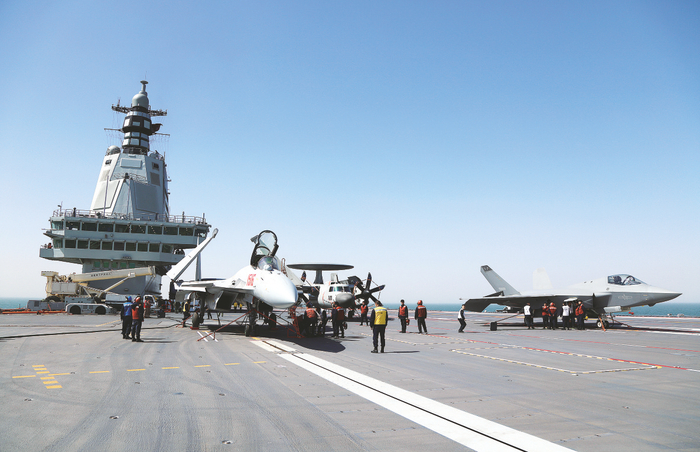     歼-15T、歼-35 和空警-600三型舰载机列阵福建舰飞行甲板（资料照片）。  新华社发（李唐 摄）