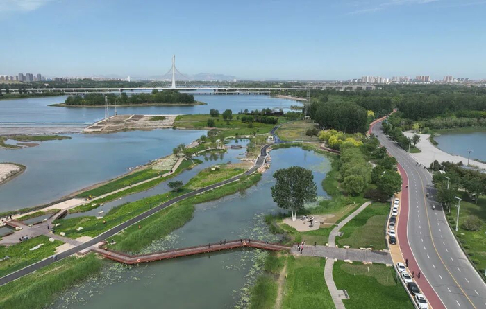 石家庄市民在滹沱河生态区（城区段）休闲赏景 杨世尧 摄