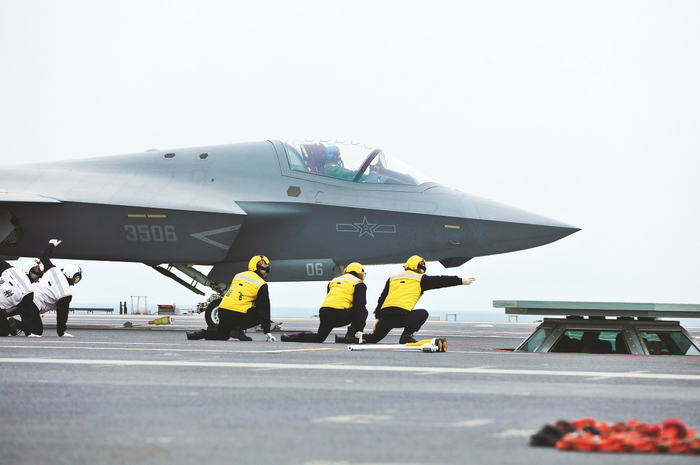     ▲歼-35舰载战斗机在福建舰上电磁弹射起飞，起飞助理做出放飞手势（资料照片）。 新华社发（李唐 摄）