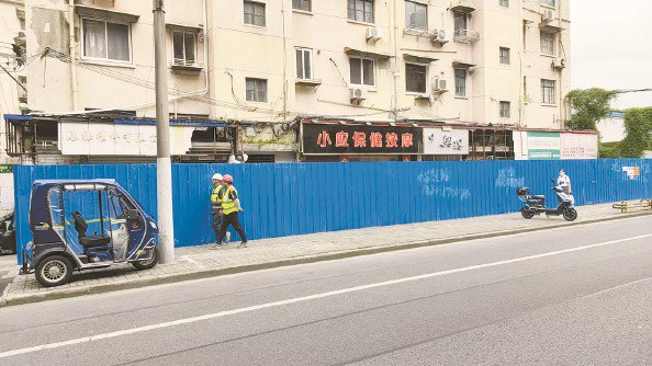             沿街商铺违建等待拆除  本报记者  李晓明  摄          